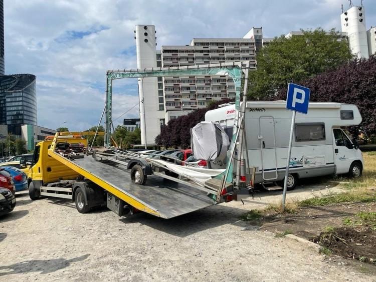 Wrocław: Ale syf! Tak wyglądał dziki parking przy ul. Radosnej [ZDJĘCIA]