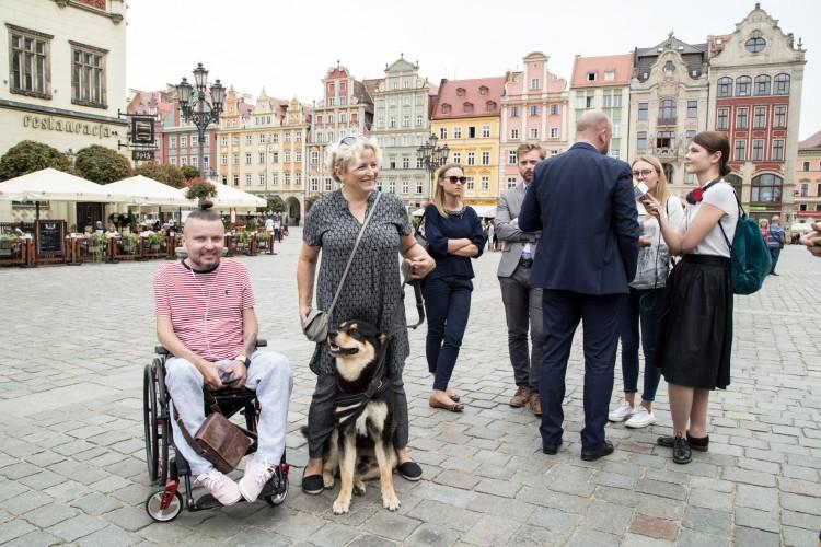 Psy pomagają nie tylko niewidomym. Urzędnicy apelują, by firmy i instytucje otworzyły się na psy asystujące