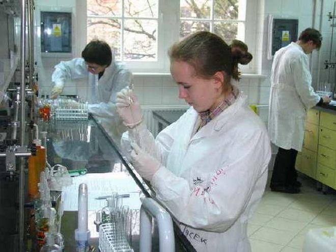Młody chemik eksperymentuje