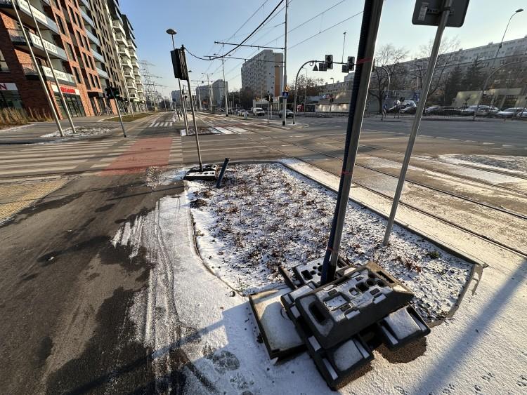 Pół roku naprawiają światła na Popowicach. 