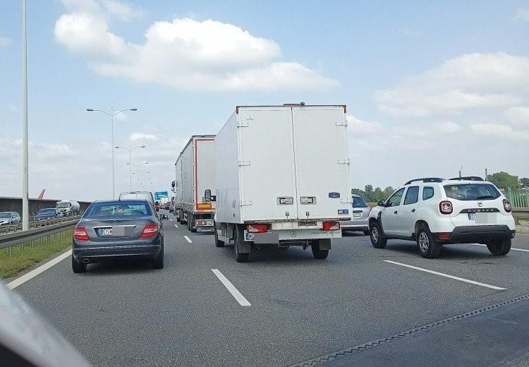 Wrocław: Samochód blokuje lewy pas AOW. Rośnie korek w stronę Bielan