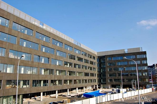 Jeden z najbogatszych Polaków sprzedaje swoją spółkę deweloperską. Co z wrocławskimi inwestycjami?