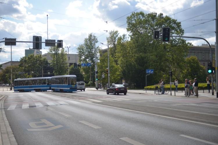 Ciasno na Krupniczej. Tramwaje tarasują drogę pieszym i rowerzystom [ZDJĘCIA]