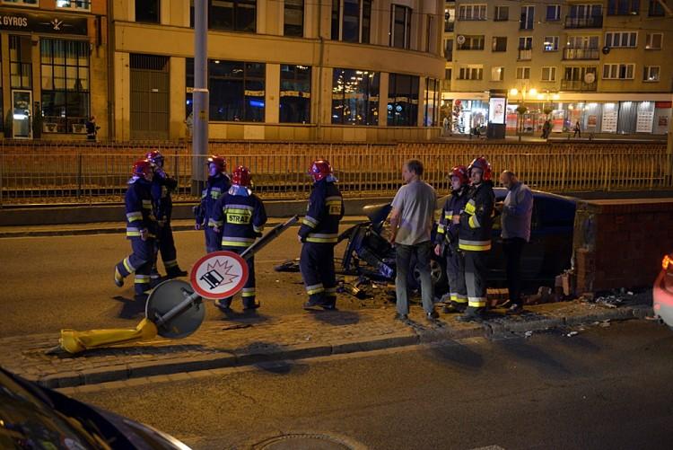 Samochód uderzył we wjazd do tunelu na pl. Dominikańskim [ZDJĘCIA]