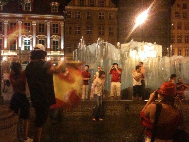 Hiszpanie uczcili zwycięstwo kąpielą w zdrojówce