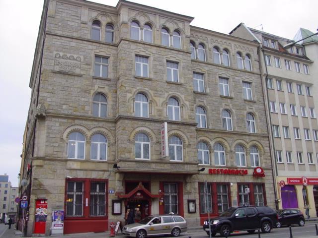 Uczelnie bezskutecznie próbują sprzedać swoje hotele. Czeka Lothus, Olimpia i Zaułek