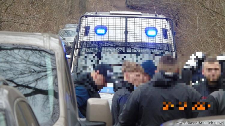 Kibole szykowali w lesie na Dolnym Śląsku prawdziwą jatkę. Policja: Mogli się pozabijać