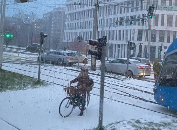 Wrocław: Wypadek na Dubois. Od toyoty odpadło koło