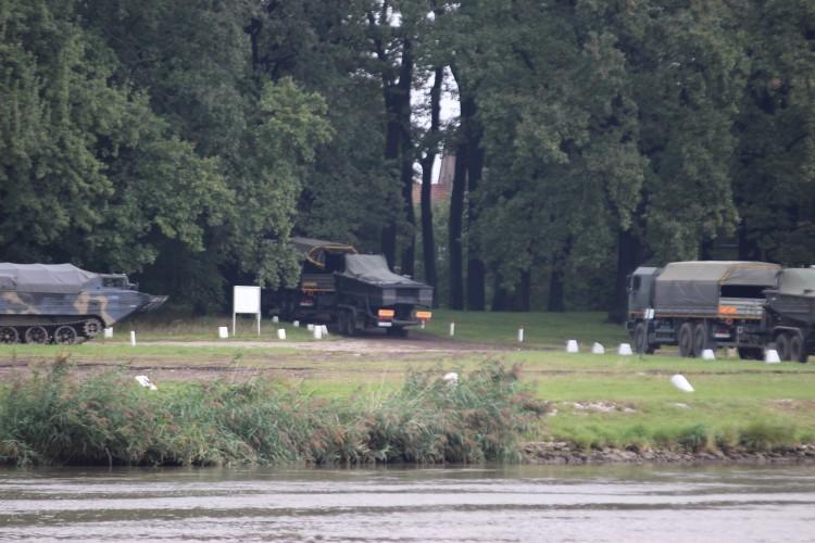 Strach na Kozanowie, ludzie robią zapasy. Nad Odrę przyjechały amfibie