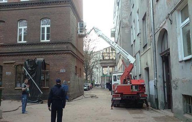 Pijany mężczyzna pracował jako operator podnośnika. Niemiłosiernie wściekł się na strażników miejskich
