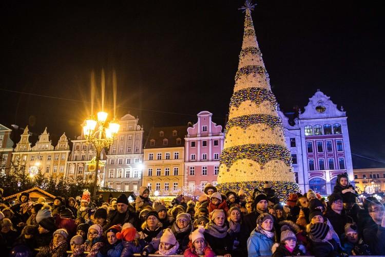 Na wrocławskim Rynku rozbłysła choinka [DUŻO ZDJĘĆ]