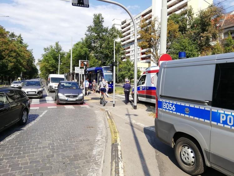 Utrudnienia w ruchu tramwajów. Stłuczka tramwaju i upadek pasażerki [ZDJĘCIA]