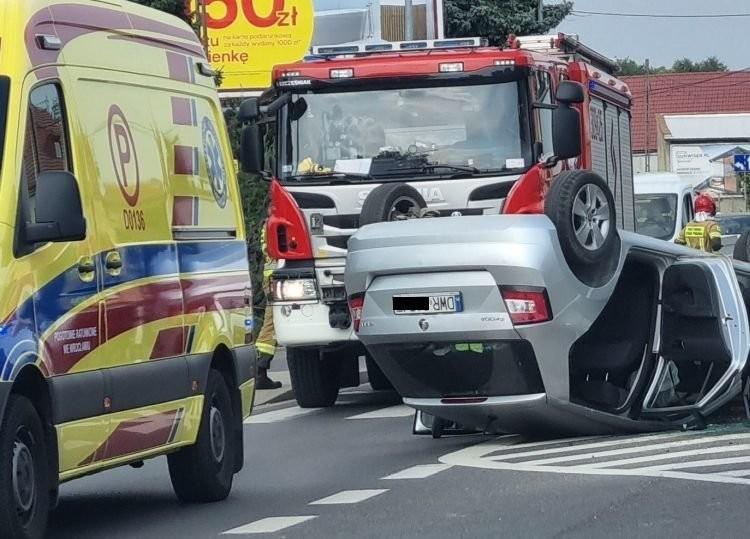 Wypadek w Bielanach Wrocławskich. Dachowała skoda
