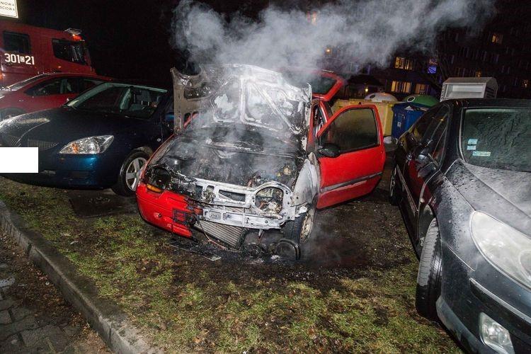 Pożar auta na rogu Bobrzej i Rysiej [ZDJĘCIA]