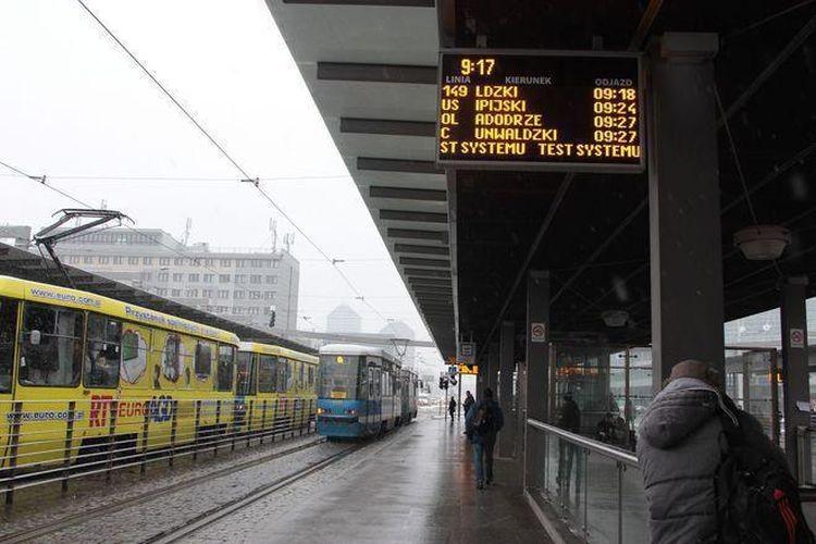 Prace serwisowe tablic na przystankach. Mogą być błędy
