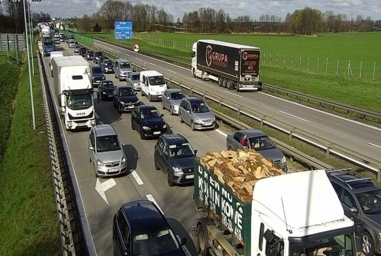 Wypadek busa na A4 pod Wrocławiem. Jedna osoba ranna