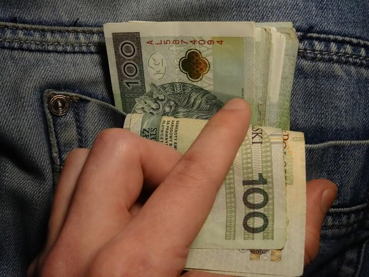 Wrocław: pracownicy podbierali pieniądze ze sklepowej kasy. Właściciel łącznie stracił 40 tys. zł