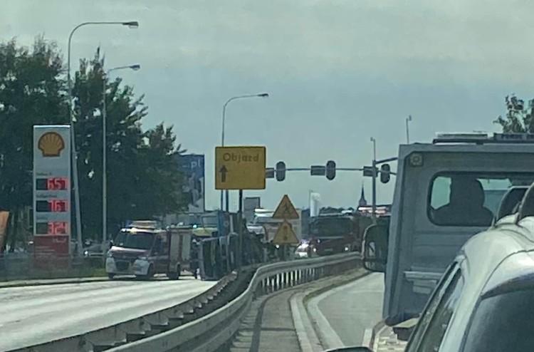 Karetka przewrócona na bok. Jechała na sygnale, gdy wjechało w nią audi