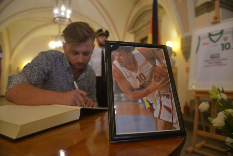 Wrocławianie wpisują się do księgi kondolencyjnej pamięci Adama Wójcika [ZDJĘCIA]