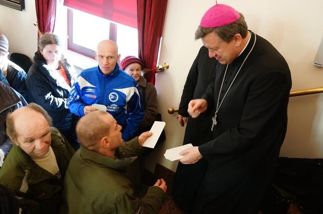 Arcybiskup Józef Kupny przełamał się opłatkiem z najuboższymi, bezdomnymi i samotnymi 