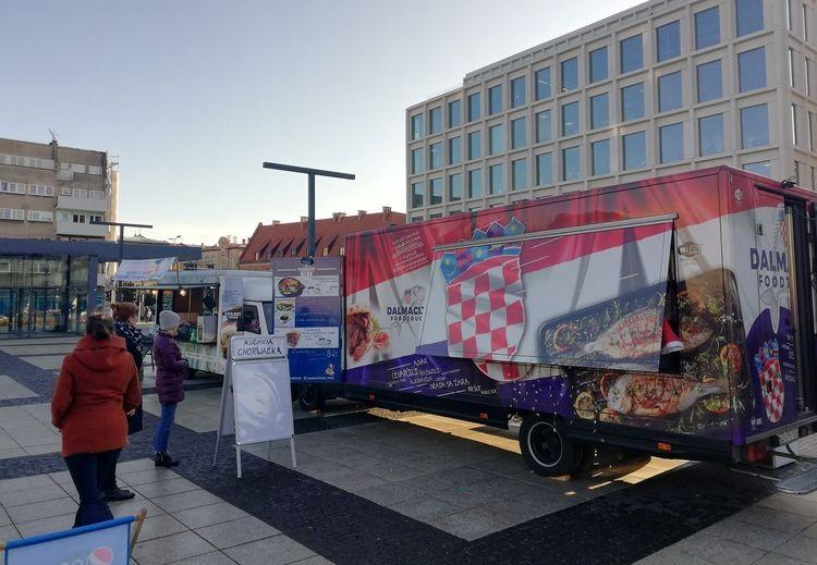 Świąteczny jarmark food trucków ponownie na Nowym Targu [ZDJĘCIA]