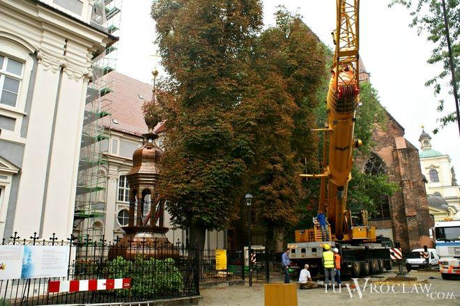 Barokowy hełm, zniszczony w trakcie wojny, wrócił na wieżę kościoła przy placu Nankiera