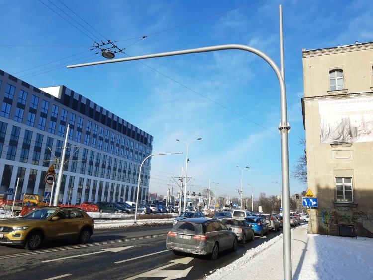 Nowa sygnalizacja świetlna w centrum. Montuje ją deweloper