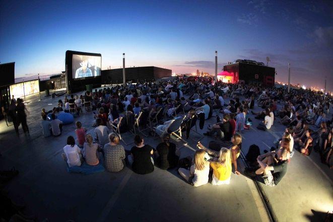 Letnie kino na dachu wrocławskiej galerii handlowej w centrum miasta przez cały sierpień