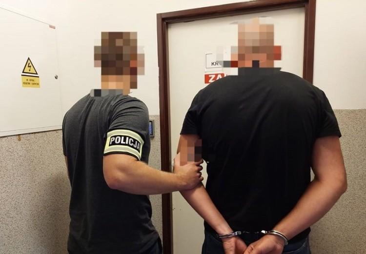 43-latek wyszedł z więzienia i zaatakował byłą dziewczynę oraz jej nowego partnera