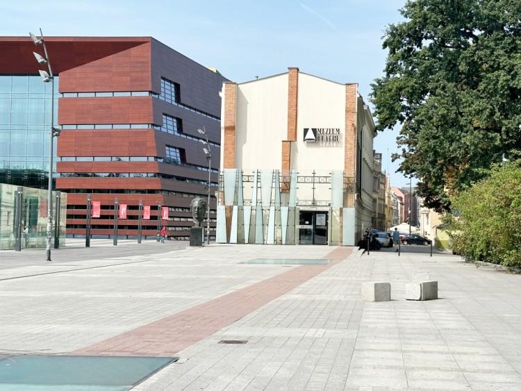 Wrocław: Plac Wolności zazieleni się. Będą donice i pnącza na latarniach