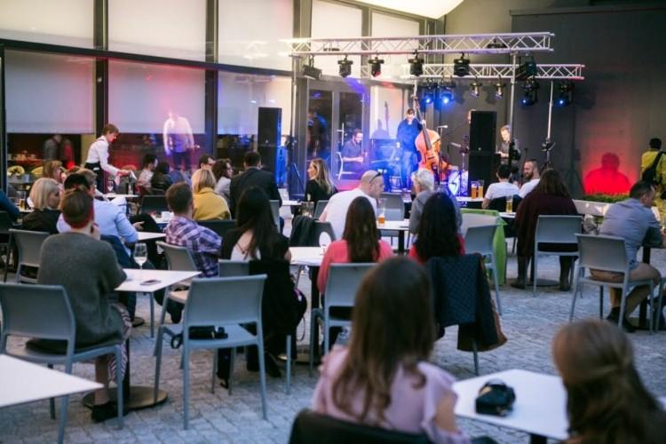 OVO Wrocław otwiera zielone patio dla mieszkańców. Będzie muzyka na żywo