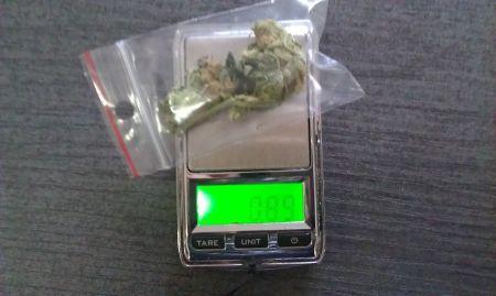 Dziwny pakunek w drzewie na osiedlu Muchobór. Policja: ukryto narkotyki
