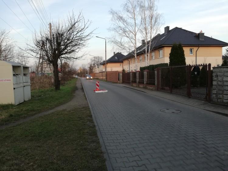 Coraz więcej domów, zbyt wąska ulica. Rozbudowy nie będzie: miasto spowolniło ruch [ZDJĘCIA]