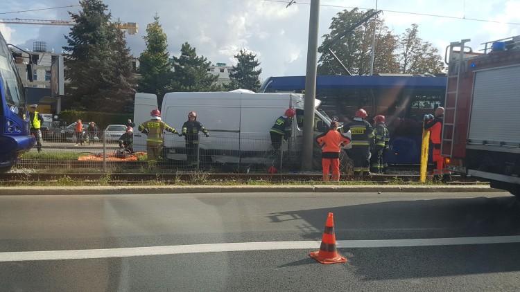 Zderzenie tramwaju z busem. Utrudnienia i objazdy [ZDJĘCIA]