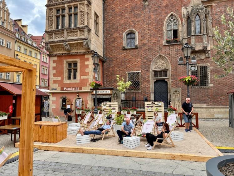 Na wrocławskim Rynku powstała plaża. Odpoczniesz na piasku i leżaku