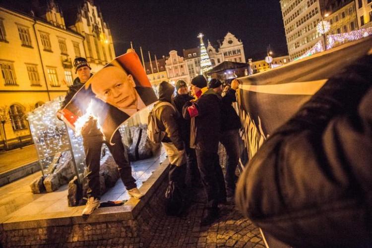 Jest doniesienie na kibica, który spalił zdjęcie Michała Boniego na wrocławskim Rynku