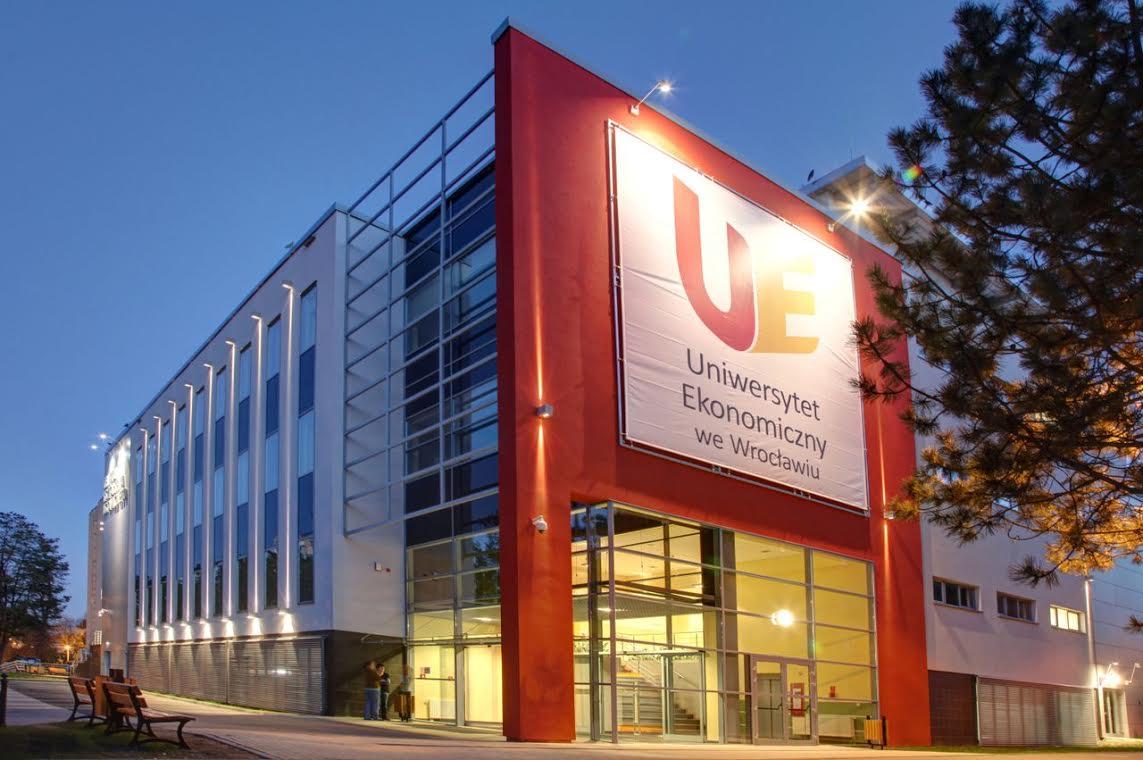 Wrocławska uczelnia we współpracy z IBM zachęca do studiowania na trzech kierunkach