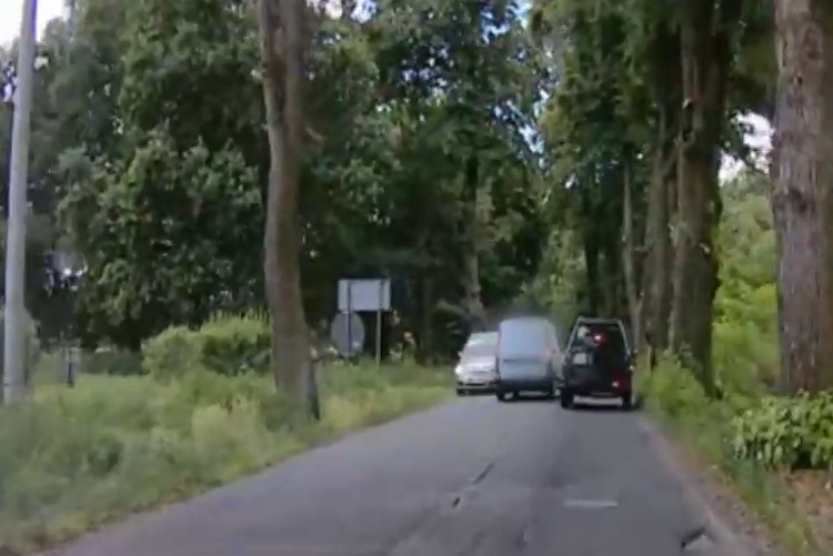 Pędził wprost na auto z kobietą i trójką dzieci! O włos od tragedii [FILM]