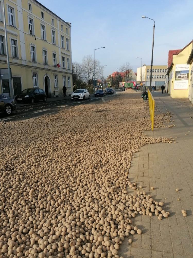 Ludzie rzucili się na ziemniaki. Na trasę Wrocław - Opole wysypała się ich cała przyczepa [WIDEO]