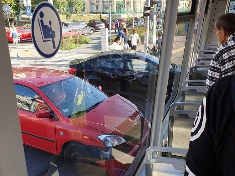 Kolizja tramwaju i dwóch samochodów