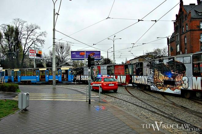 Czarna seria wypadków z udziałem tramwajów. Potrącony pieszy, zderzenie z ciężarówką...