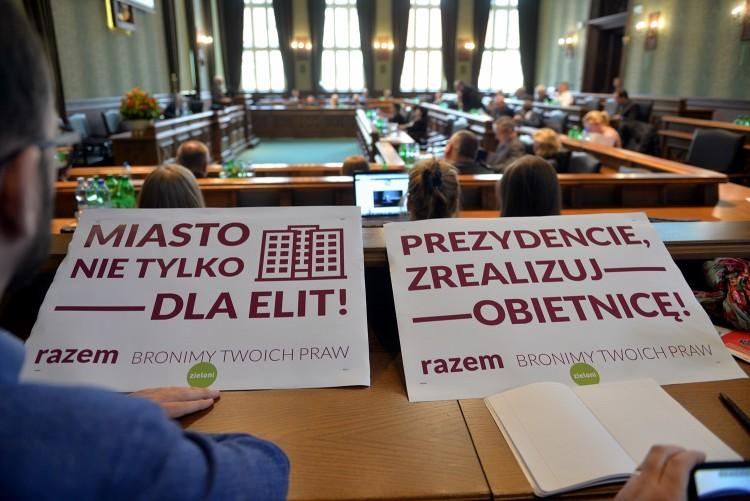 Razem i Zielony Wrocław pokazali prezydentowi czerwoną kartkę [ZDJĘCIA]