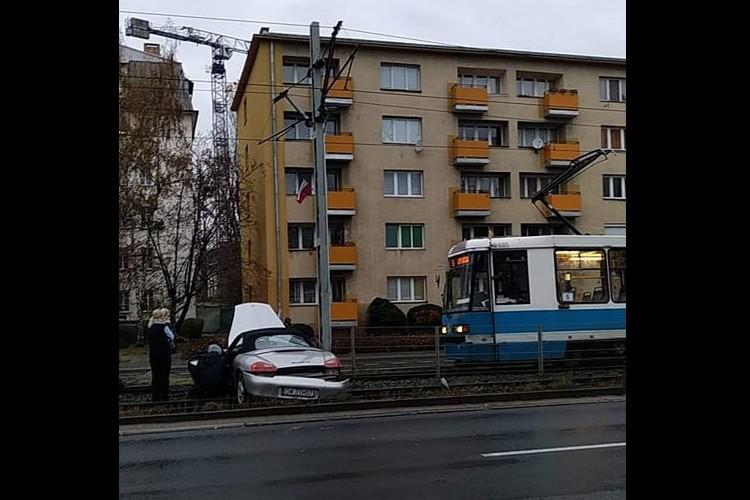 Utrudnienia dla pasażerów MPK. Porsche wpadło na torowisko [ZDJĘCIA]