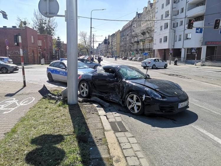 Wrocław: Rozbite porsche na ul. Trzebnickiej. Uderzyło w latarnię po zderzeniu z nissanem [ZDJĘCIA]