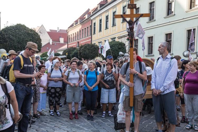 Wrocławscy pielgrzymi już w drodze do Częstochowy. Zamierzają dotrzeć w 8 dni [ZDJĘCIA]
