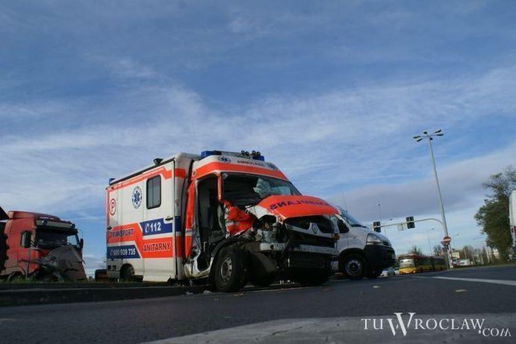Wypadek karetki pod Wrocławiem. Jedna osoba ranna