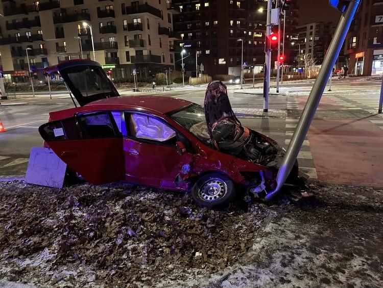 Wypadek na Popowickiej. Kierowca wjechał na czerwonym świetle i skosił znak