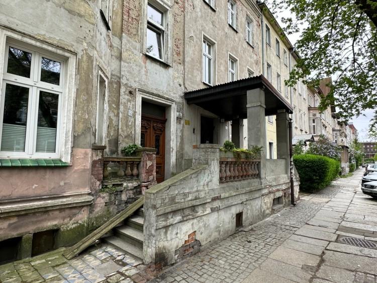 Wrocławska ulica słynąca z ganków. Wybudował je XIX-wieczny deweloper