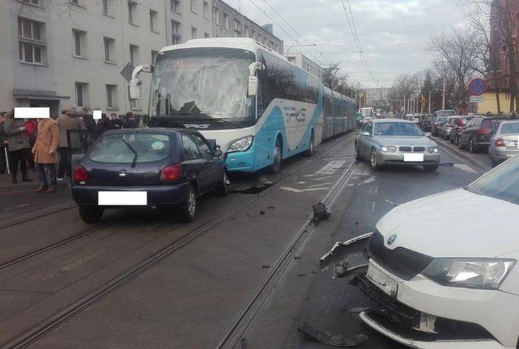 Poranek we Wrocławiu: wykolejenie tramwaju i kolizja samochodu z autokarem [ZDJĘCIA]