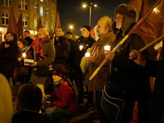 Demonstracja Partii Razem przed wrocławską siedzibą PiS: Nie demolujcie demokracji! [ZDJĘCIA]